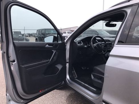 Used 2021 Volkswagen Tiguan SE R-Line image 11