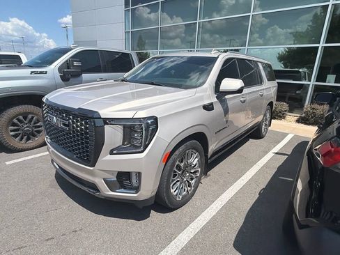 Used 2023 GMC Yukon XL Denali Ultimate AWD/4WD image 3