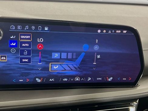 Used 2025 Chevrolet Traverse LT image 16