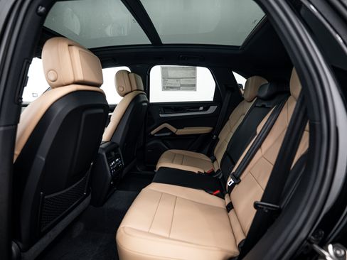 Certified 2026 Porsche Cayenne AWD/4WD image 21