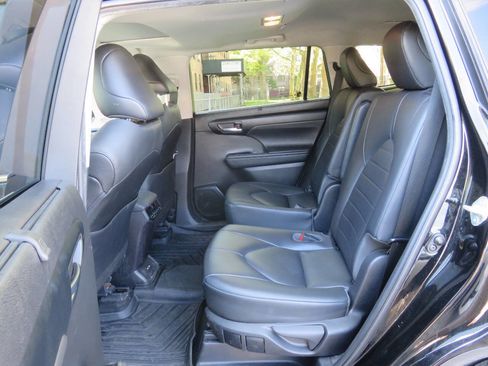 Used 2020 Toyota Highlander XLE AWD/4WD image 19