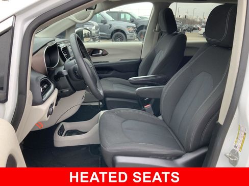 Used 2023 Chrysler Voyager LX image 5