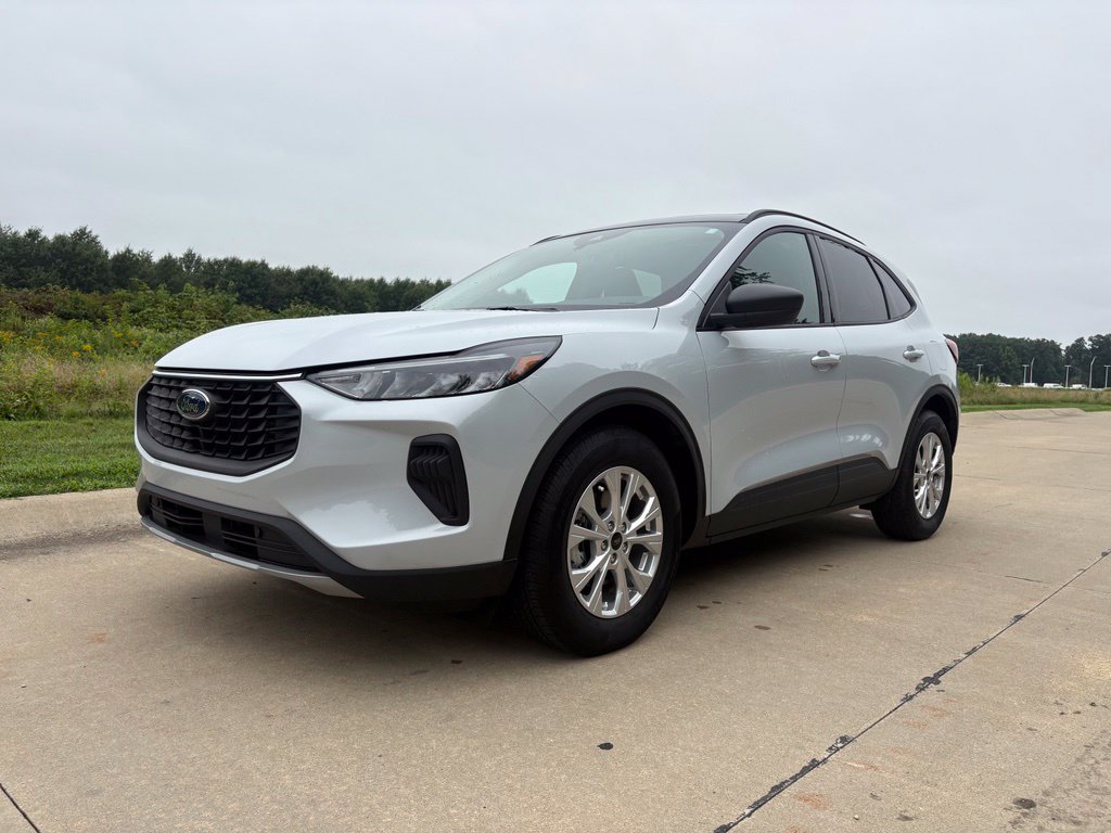 Used 2026 Ford Escape Active w/ Cold Weather Package FWD image 1