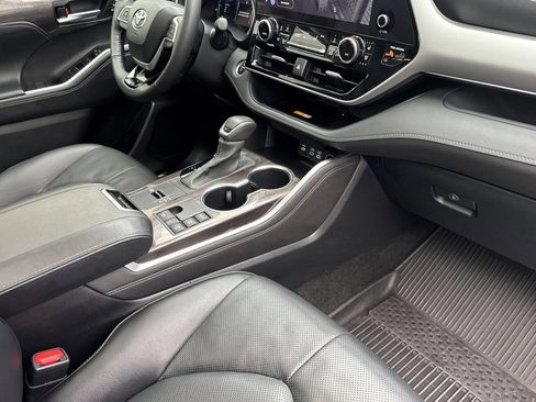 Used 2024 Toyota Highlander Platinum image 33