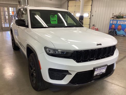 Used 2024 Jeep Grand Cherokee Altitude image 8