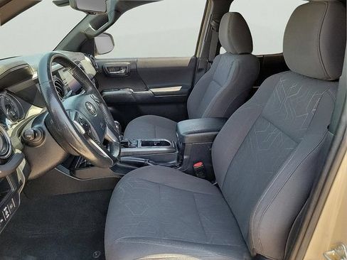 Used 2018 Toyota Tacoma TRD Off-Road AWD/4WD image 18