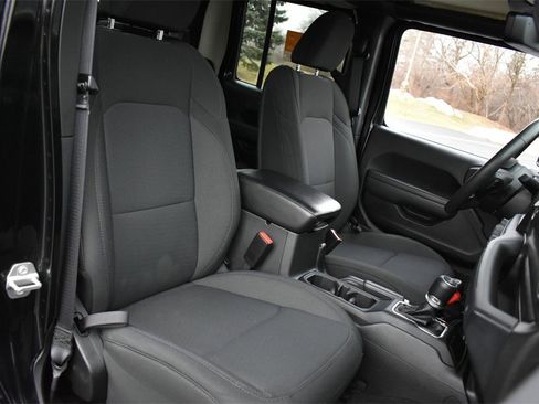 Certified 2022 Jeep Gladiator Willys image 29