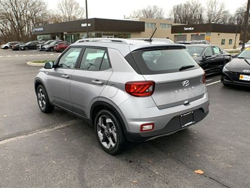 Used 2025 Hyundai Venue SEL image 3