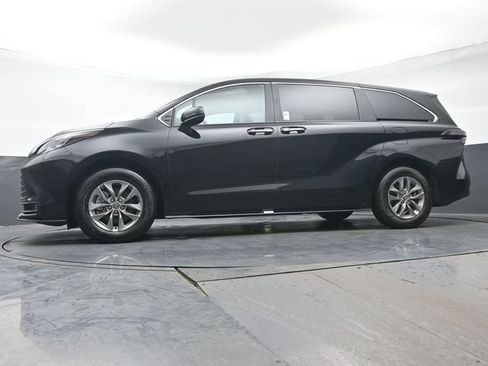 Certified 2025 Toyota Sienna XLE image 39