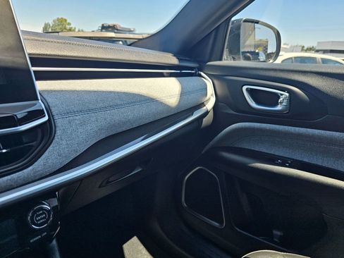 Used 2024 Jeep Compass Latitude image 29