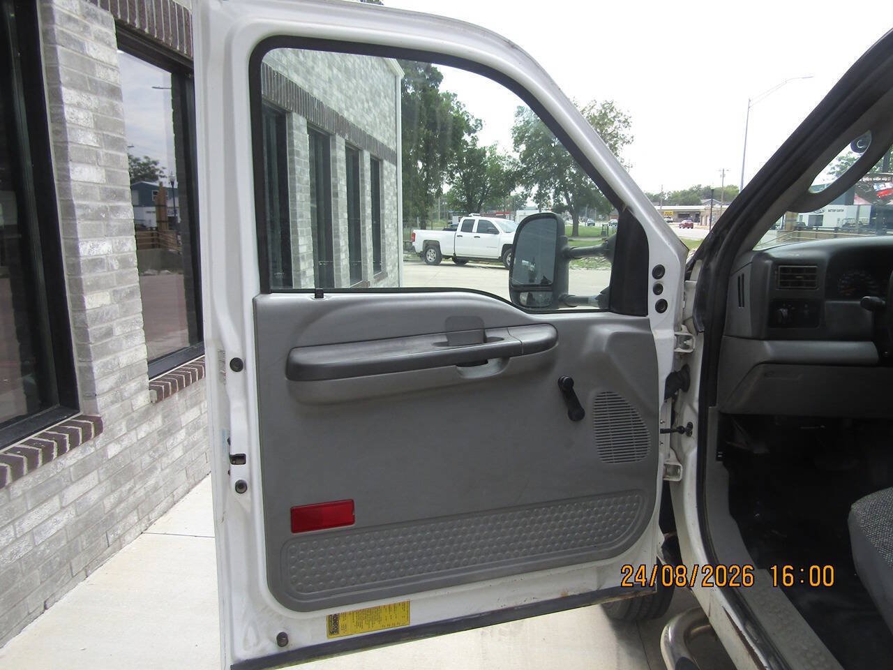 Used 2004 Ford F550 2WD Crew Cab Super Duty image 10