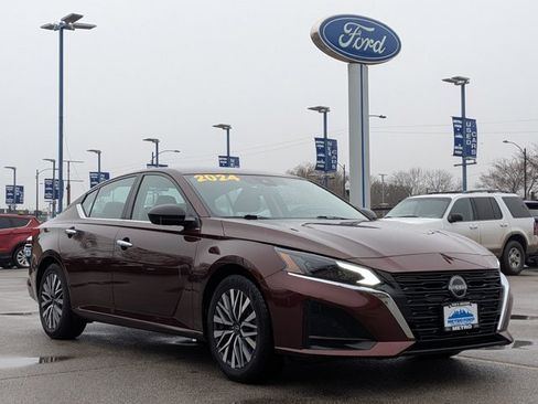 Used 2024 Nissan Altima 2.5 SV FWD image 2
