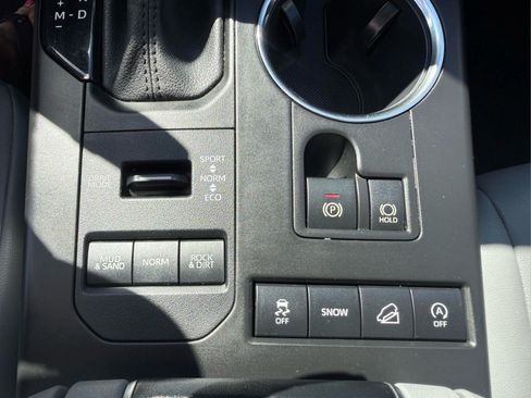 Used 2021 Toyota Highlander XLE AWD/4WD image 28