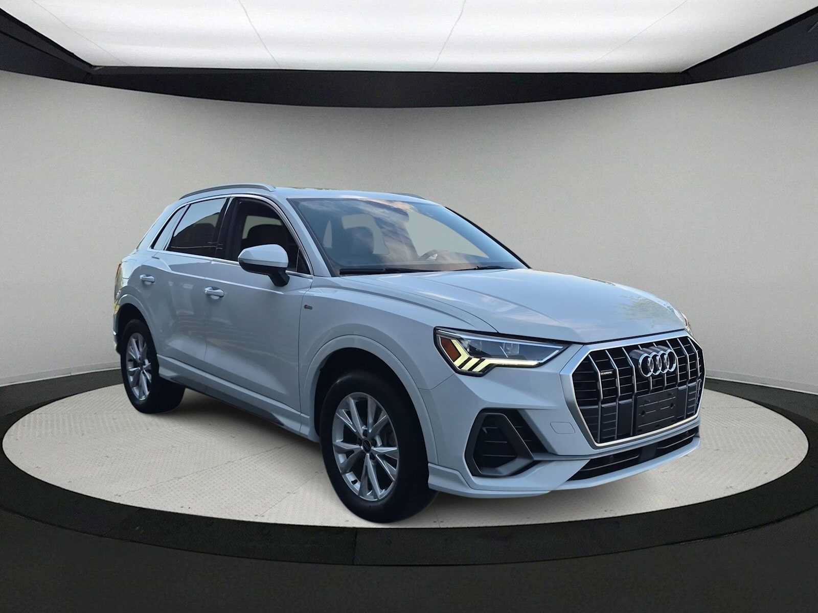 Used 2023 Audi Q3 2.0T Premium w/ Convenience Package AWD/4WD image 2