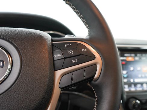 Used 2017 Jeep Grand Cherokee Overland AWD/4WD image 27