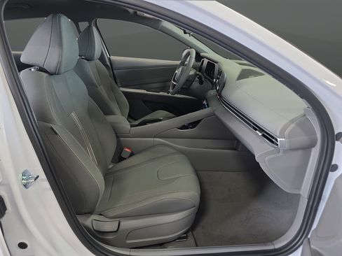 Used 2025 Hyundai Elantra Sport FWD image 28