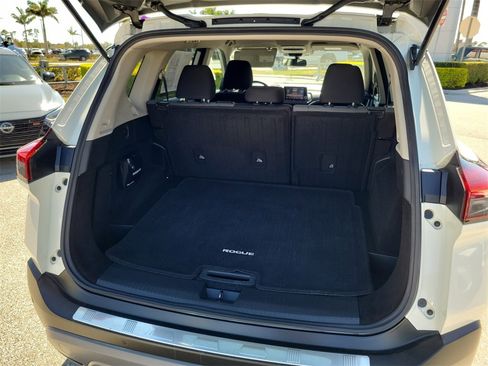 Used 2021 Nissan Rogue SV image 14