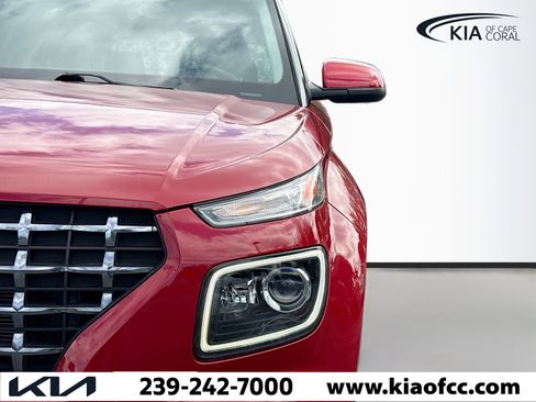 Used 2023 Hyundai Venue Limited image 9
