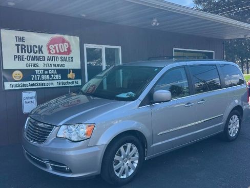 Used 2015 Chrysler Town & Country Touring image 1
