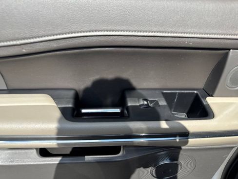 Used 2018 Ford Expedition XLT w/ Equipment Group 202A AWD/4WD image 18