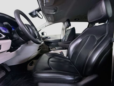Used 2023 Chrysler Pacifica Touring-L FWD image 22