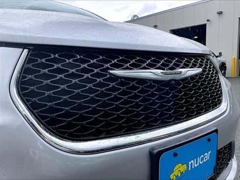 Used 2023 Chrysler Pacifica Touring-L FWD image 31