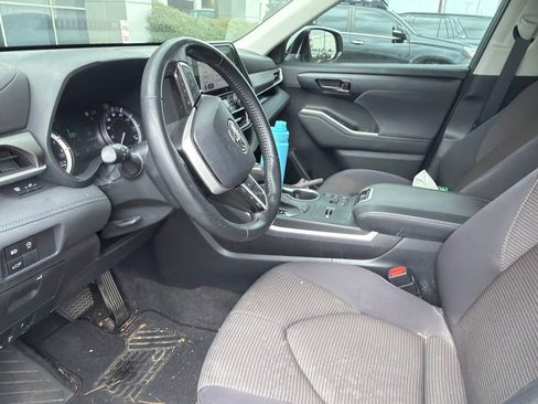 Used 2023 Toyota Highlander LE FWD image 4