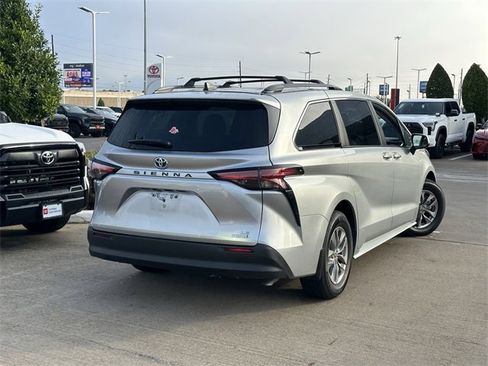 Used 2022 Toyota Sienna LE image 5