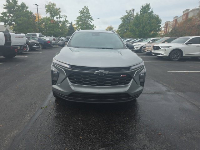 Used 2024 Chevrolet Trax RS w/ Sunroof Package FWD image 2