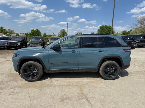 New 2026 Jeep Grand Cherokee Limited w/ Limited Altitude Package AWD/4WD image 9