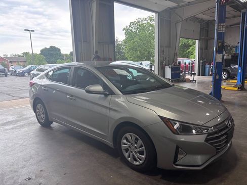 Used 2020 Hyundai Elantra SE FWD image 2