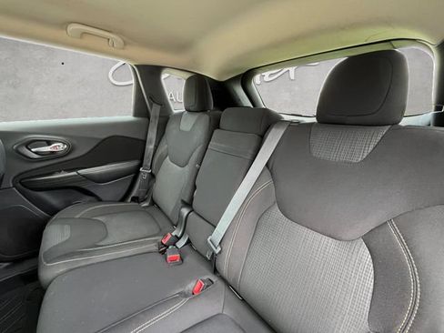 Used 2016 Jeep Cherokee Latitude FWD image 22