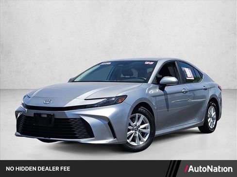 Used 2025 Toyota Camry SE FWD image 1