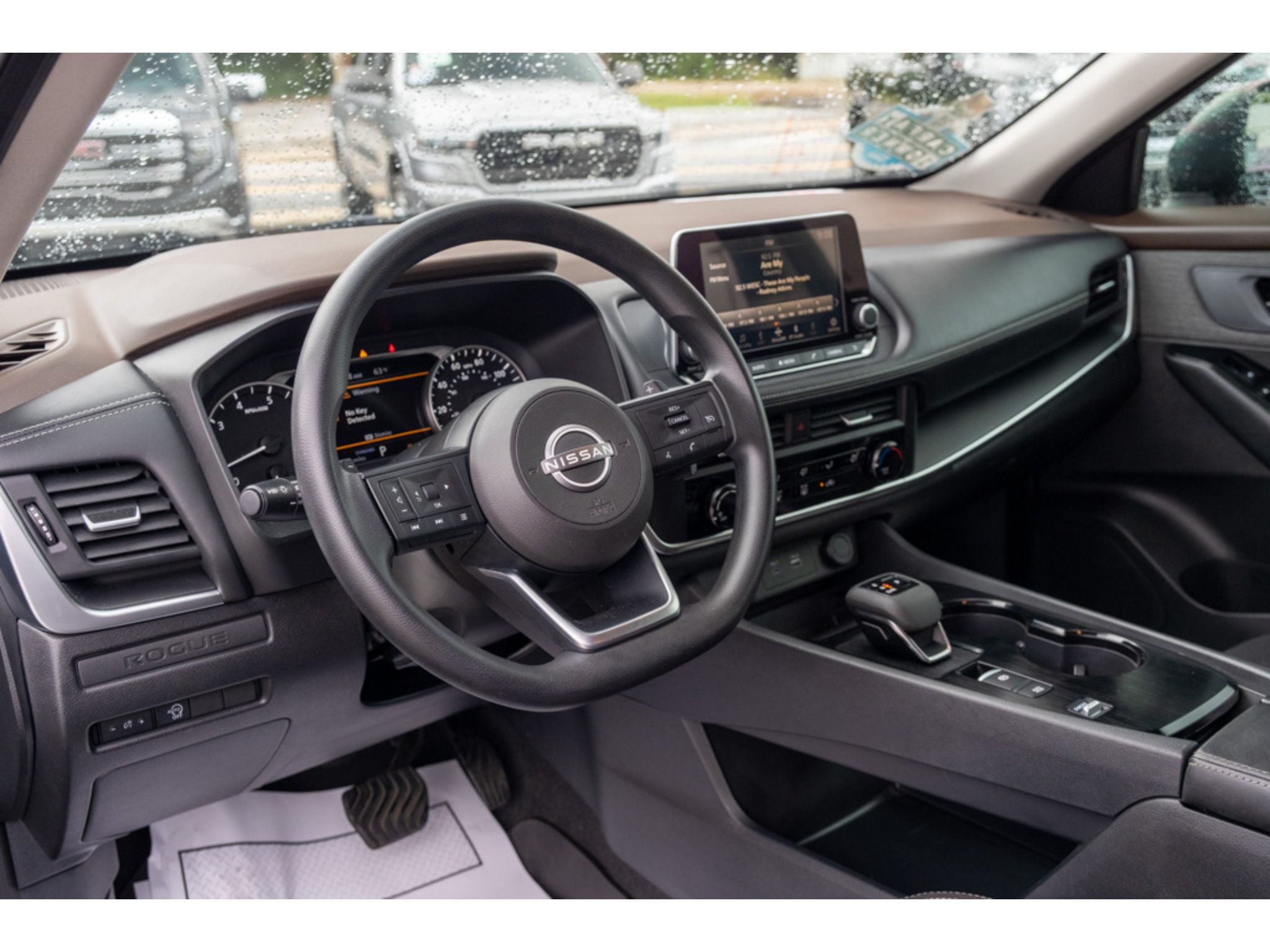 Used 2023 Nissan Rogue S FWD image 11