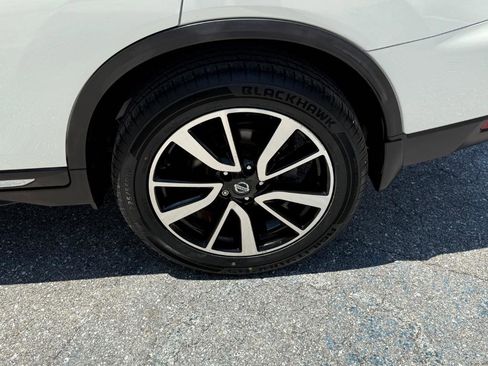 Used 2019 Nissan Rogue SL w/ Premium Package image 4