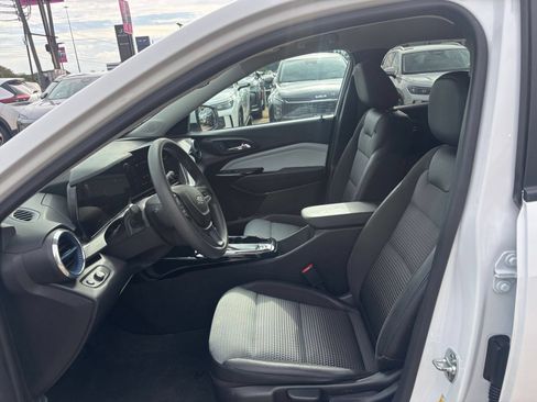 Used 2025 Chevrolet Trax LT FWD image 21