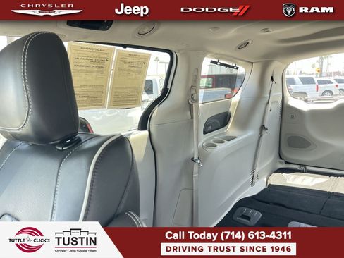 Used 2023 Chrysler Pacifica Limited FWD image 4