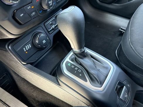 Used 2018 Jeep Renegade Altitude AWD/4WD image 20