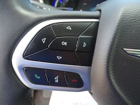 Used 2023 Chrysler Pacifica Limited image 18