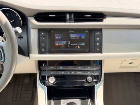 Used 2016 Jaguar XF Premium RWD image 26