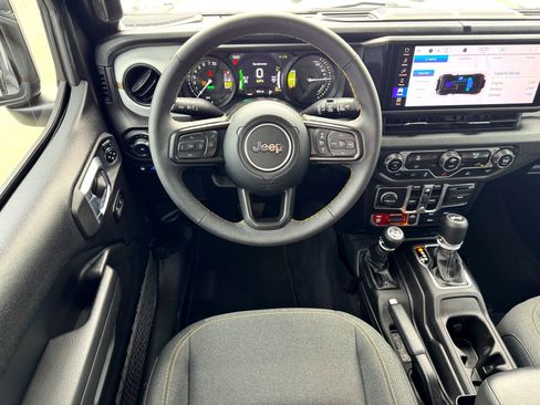 Used 2024 Jeep Wrangler Unlimited image 21