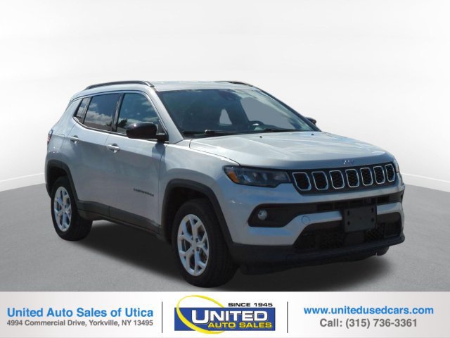 Used 2024 Jeep Compass Latitude AWD/4WD image 1