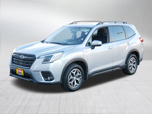 Used 2023 Subaru Forester Premium image 3