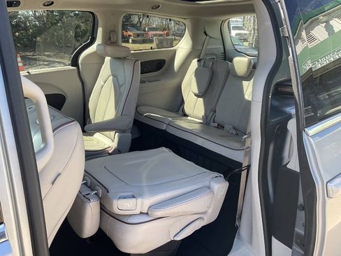 Used 2020 Chrysler Pacifica Limited FWD image 13