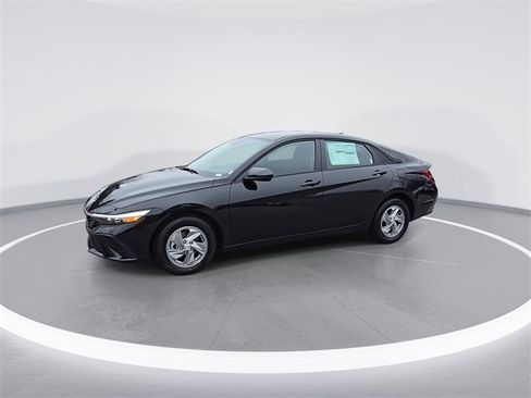 New 2026 Hyundai Elantra SE image 4
