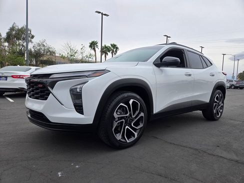 Used 2024 Chevrolet Trax RS w/ Driver Confidence Package image 2