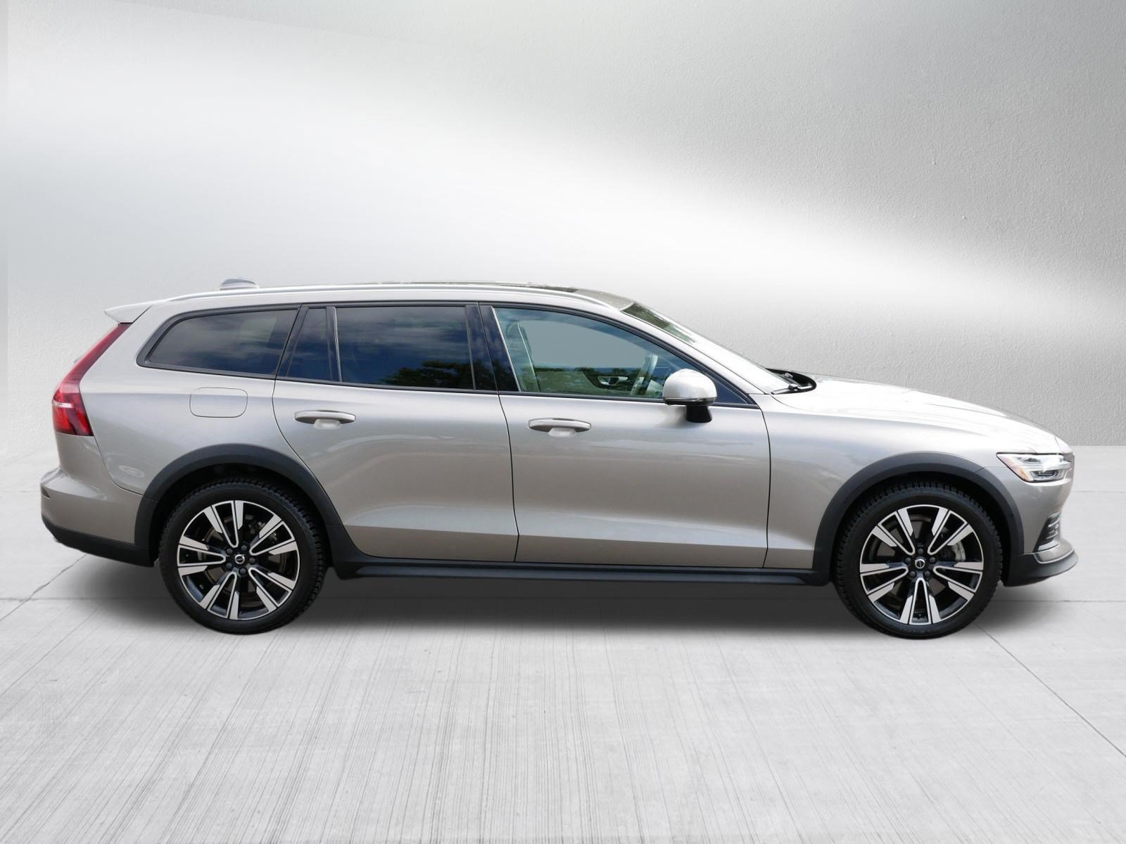 Used 2020 Volvo V60 T5 Cross Country AWD/4WD image 8