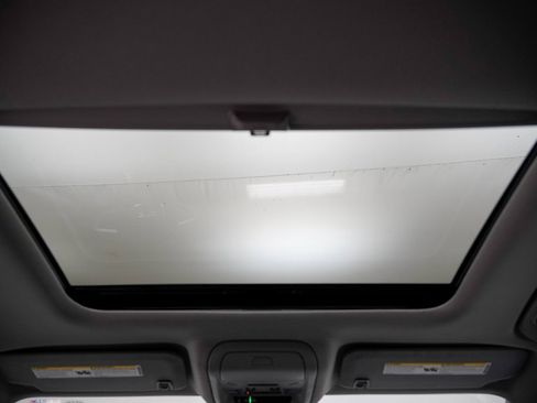 Used 2023 GMC Acadia SLT w/ Preferred Package image 28