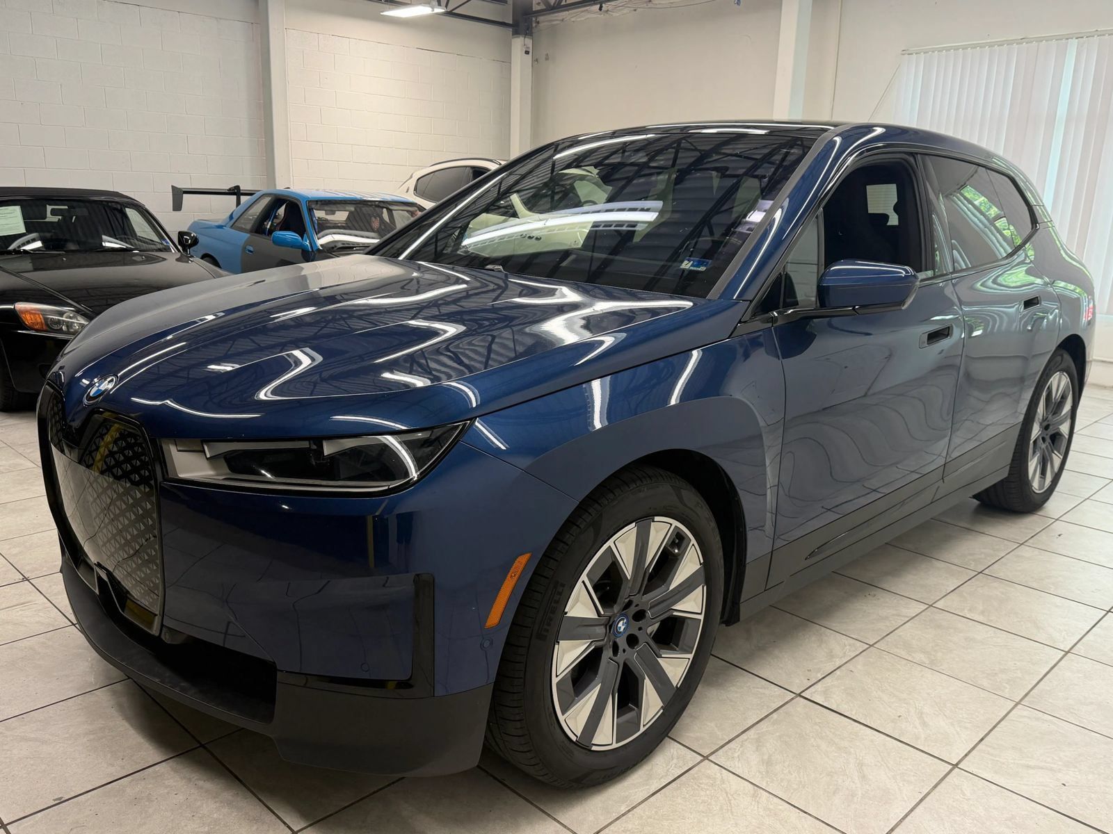 Used 2022 BMW iX xDrive50 w/ Convenience Package AWD/4WD image 3
