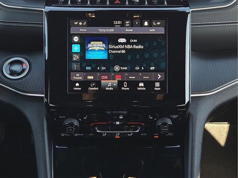 Used 2024 Jeep Grand Cherokee Altitude image 11